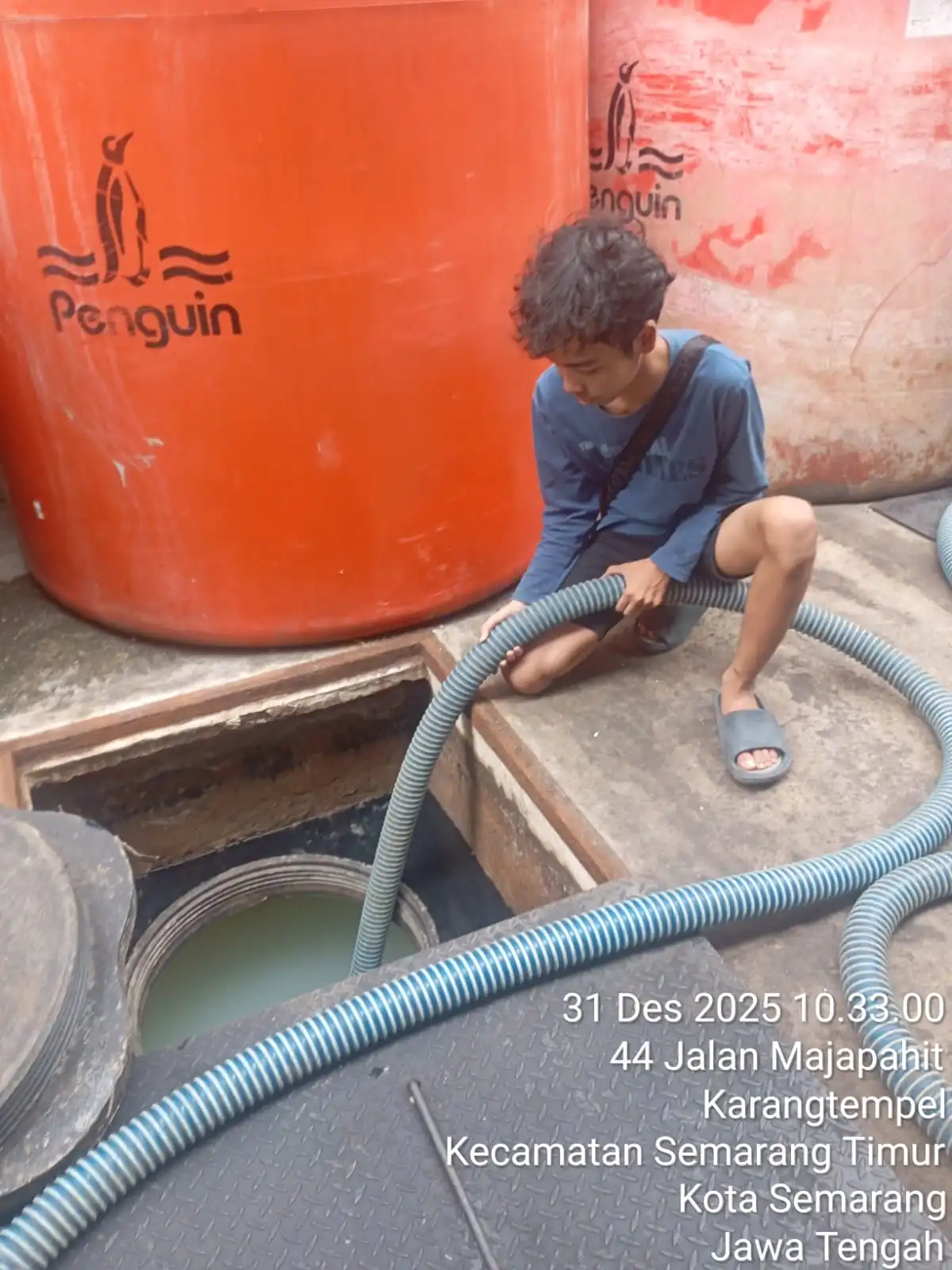 Proses sedot WC profesional oleh tim berpengalaman